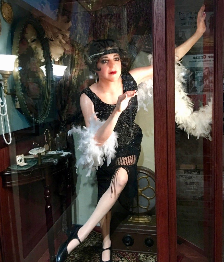 Flapper-Novel Womens dress style, 1920's